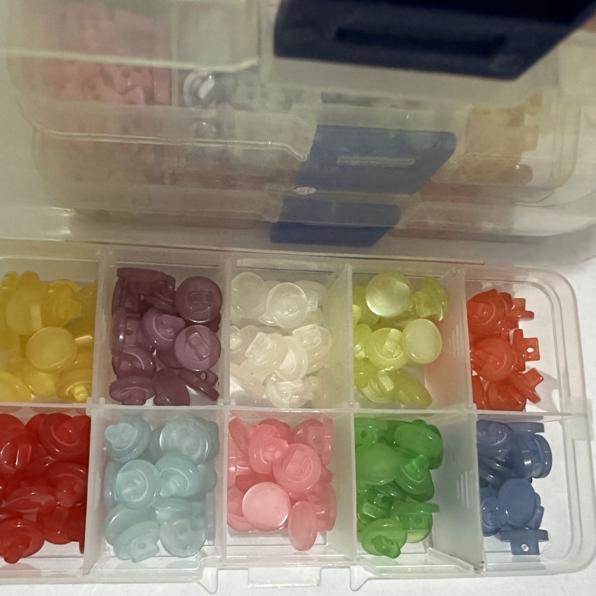 3030 Camisa versátil para niños con botones pequeños, una caja de 10 estilos es súper rentable.