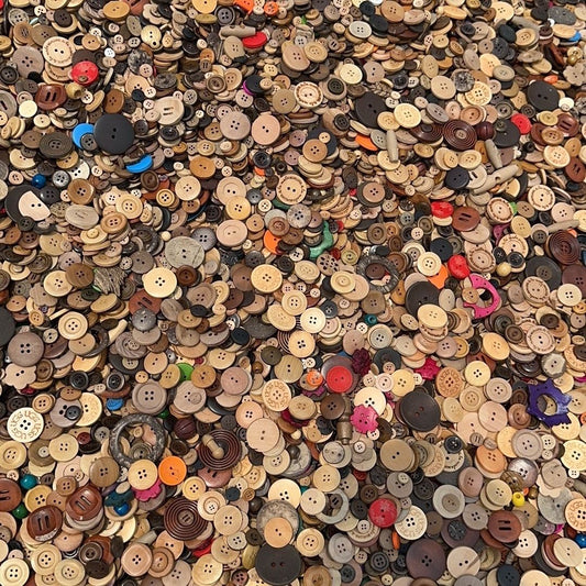 3040  Natural wood products, random wood products buttons, round button beads, single-hole signs, no-hole patches.