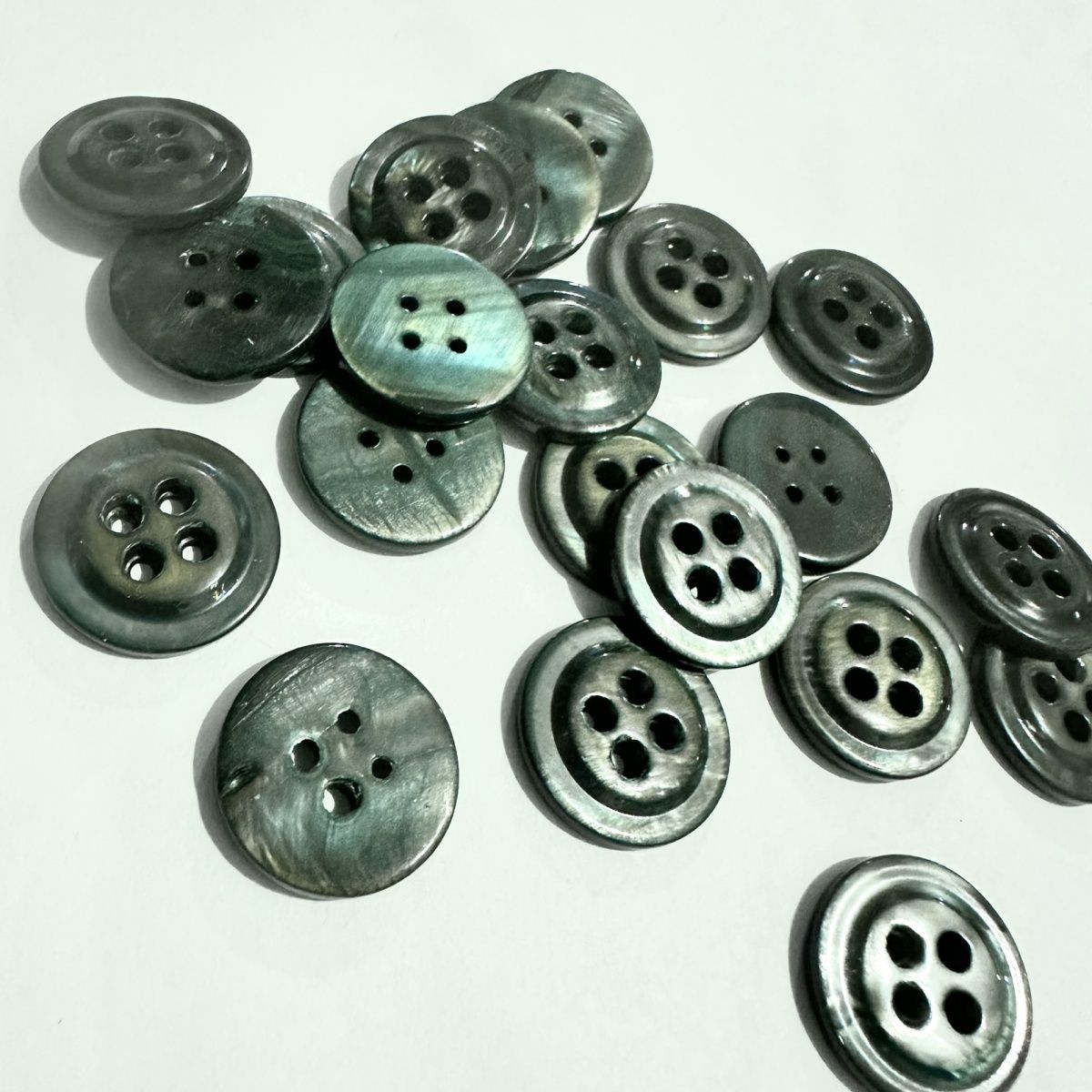 3012  Shell buttons, shell dyed buttons, shell spray paint dyed buttons, shell buttons