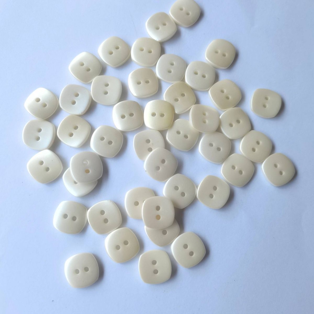 3026  High-grade environmentally friendly resin buttons, shirt buttons, cardigan buttons, sweater buttons