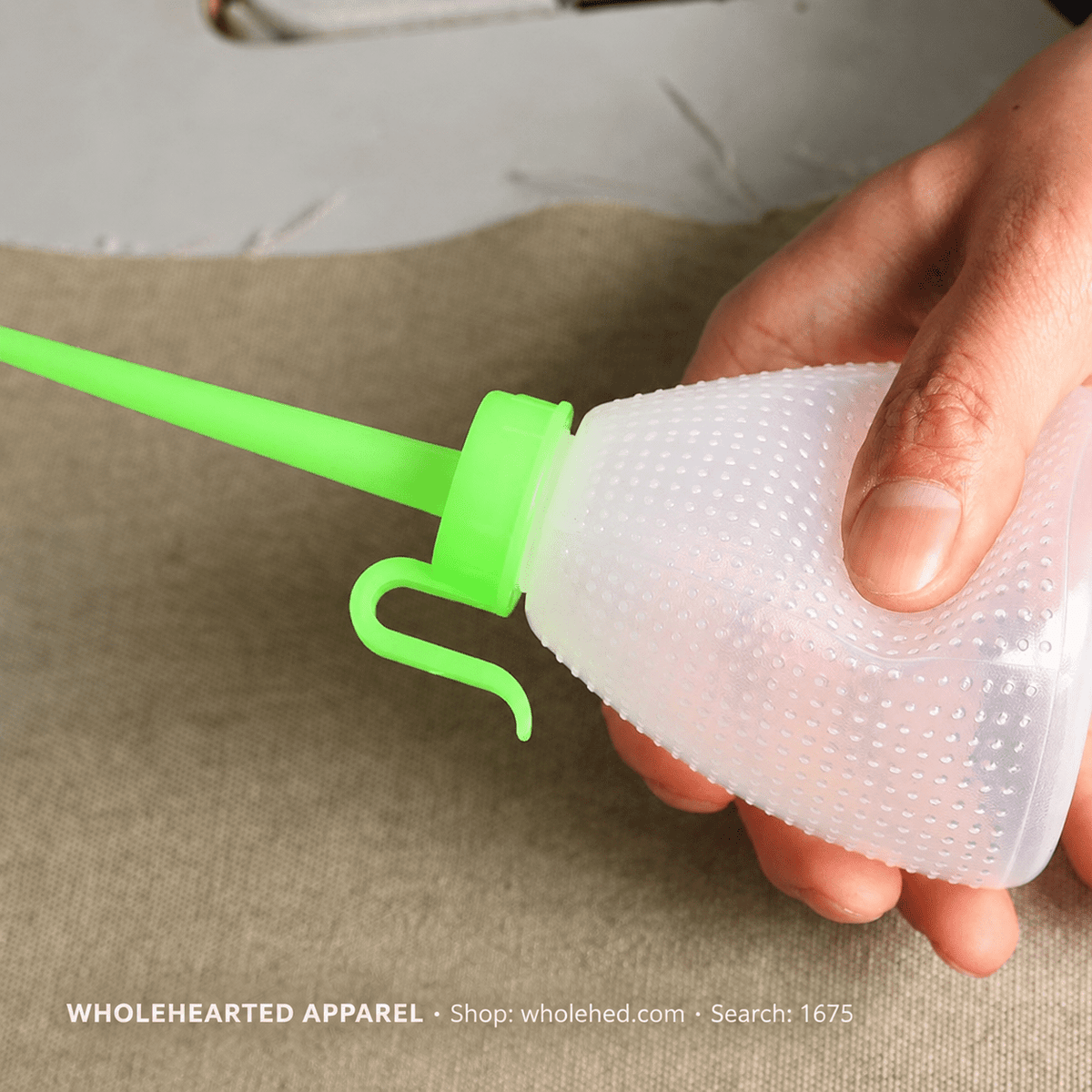 1675★ Plastic Sewing Machine Oil Bottle (Empty, Small or Large, Drop-Resistant and Squeezable)