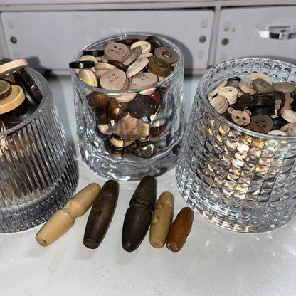 3040  Natural wood products, random wood products buttons, round button beads, single-hole signs, no-hole patches.