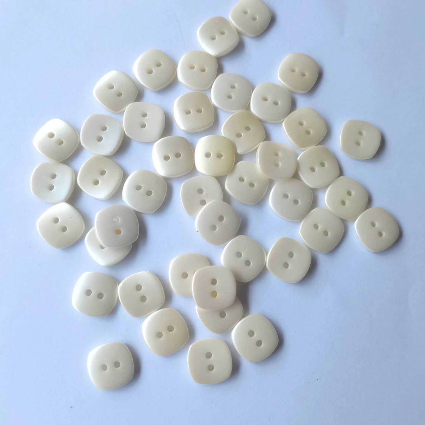 3026  High-grade environmentally friendly resin buttons, shirt buttons, cardigan buttons, sweater buttons