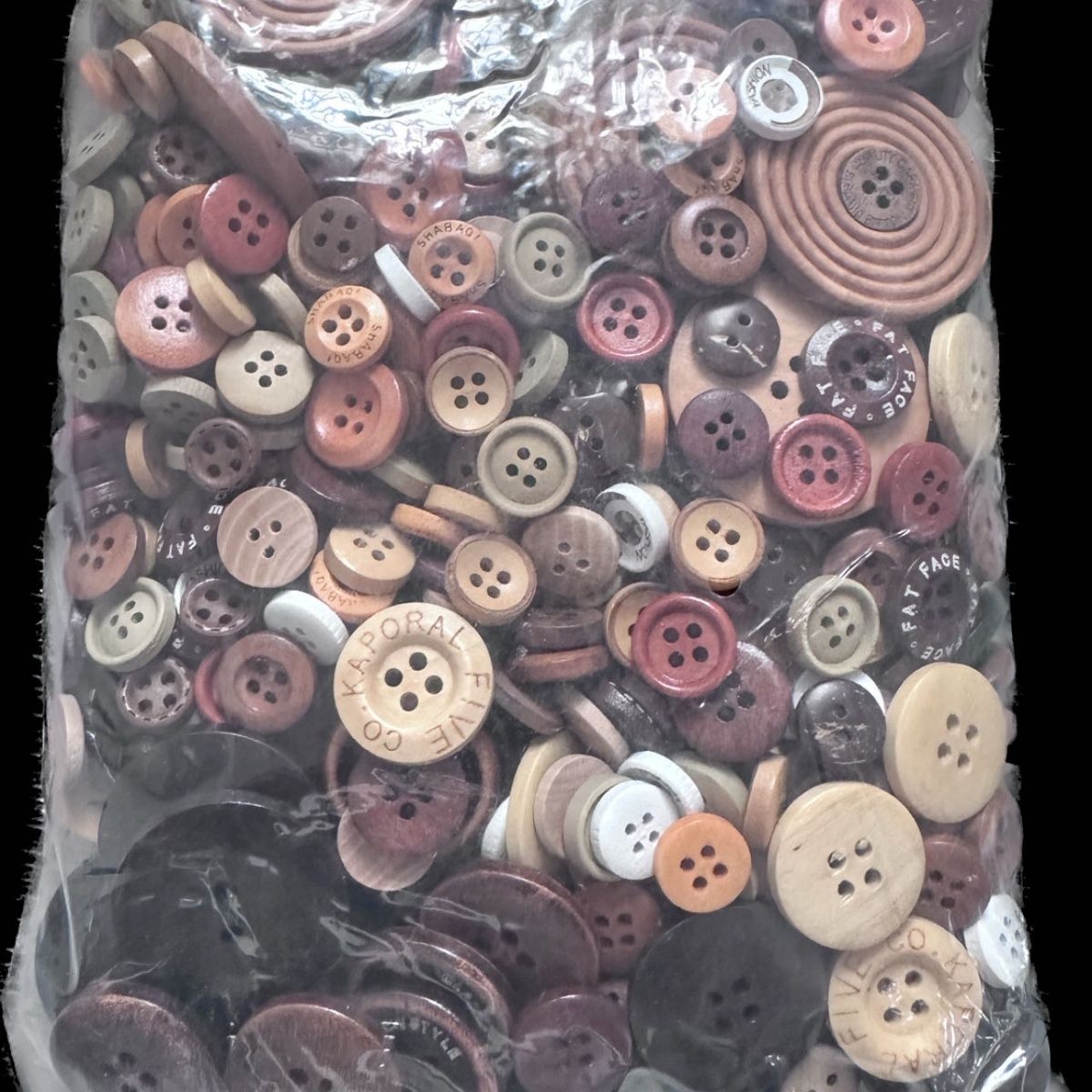 3042  Wooden buttons, 20 styles of handmade clothes, 10 pcs each, random styles.