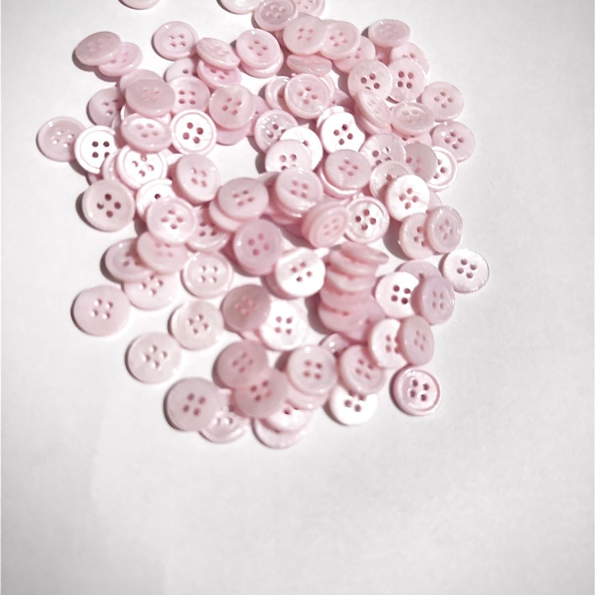 3008  Natural shell, spray paint dyed shell buttons