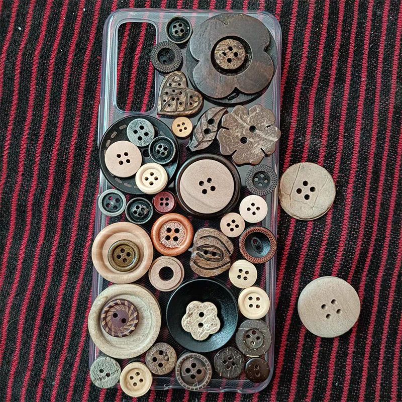 3040  Natural wood products, random wood products buttons, round button beads, single-hole signs, no-hole patches.