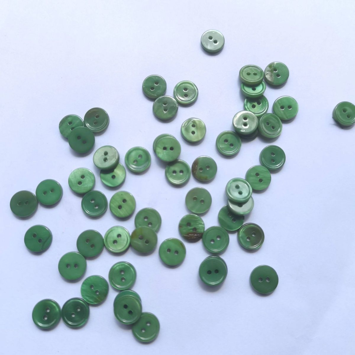 3009  Natural shell material, natural buttons, dyed buttons, spray paint dyed buttons, natural flaws, uneven