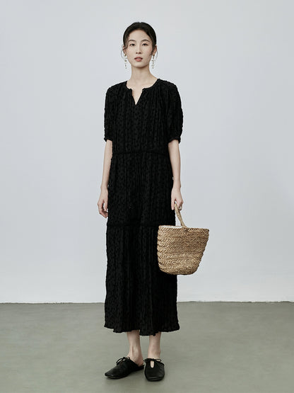 Vestido ajustado con escote en V y cordones en color negro de CAREMIND, diseño de jacquard, manga corta, falda larga plisada 