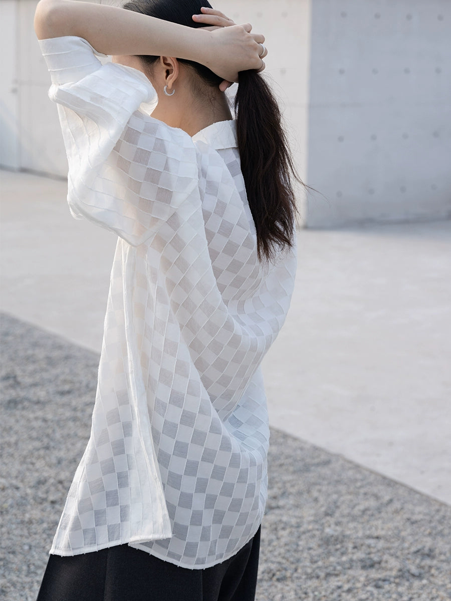 CAREMIND [Nuevo favorito de viaje] Camisa de protección solar a cuadros con textura fina blanca para mujer Camisa antiarrugas Camisa con hombros descubiertos 