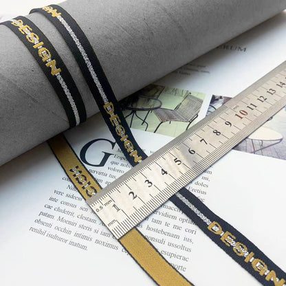 3852 Tira de prensado de borde de cinta jacquard con letras en blanco y negro de 1 cm, personalizada, para accesorios, ropa y textiles para el hogar