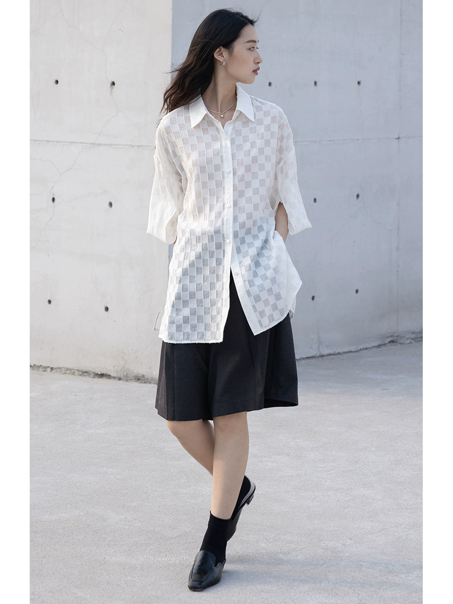 CAREMIND [Nuevo favorito de viaje] Camisa de protección solar a cuadros con textura fina blanca para mujer Camisa antiarrugas Camisa con hombros descubiertos 