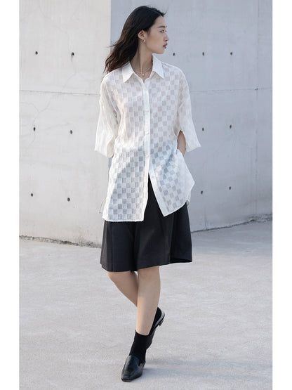 CAREMIND [Nuevo favorito de viaje] Camisa de protección solar a cuadros con textura fina blanca para mujer Camisa antiarrugas Camisa con hombros descubiertos 