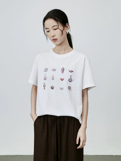 Camiseta holgada y versátil de manga corta con estampado de porcelana y elementos de estilo nacional de CAREMIND, color blanco, con cuello redondo 