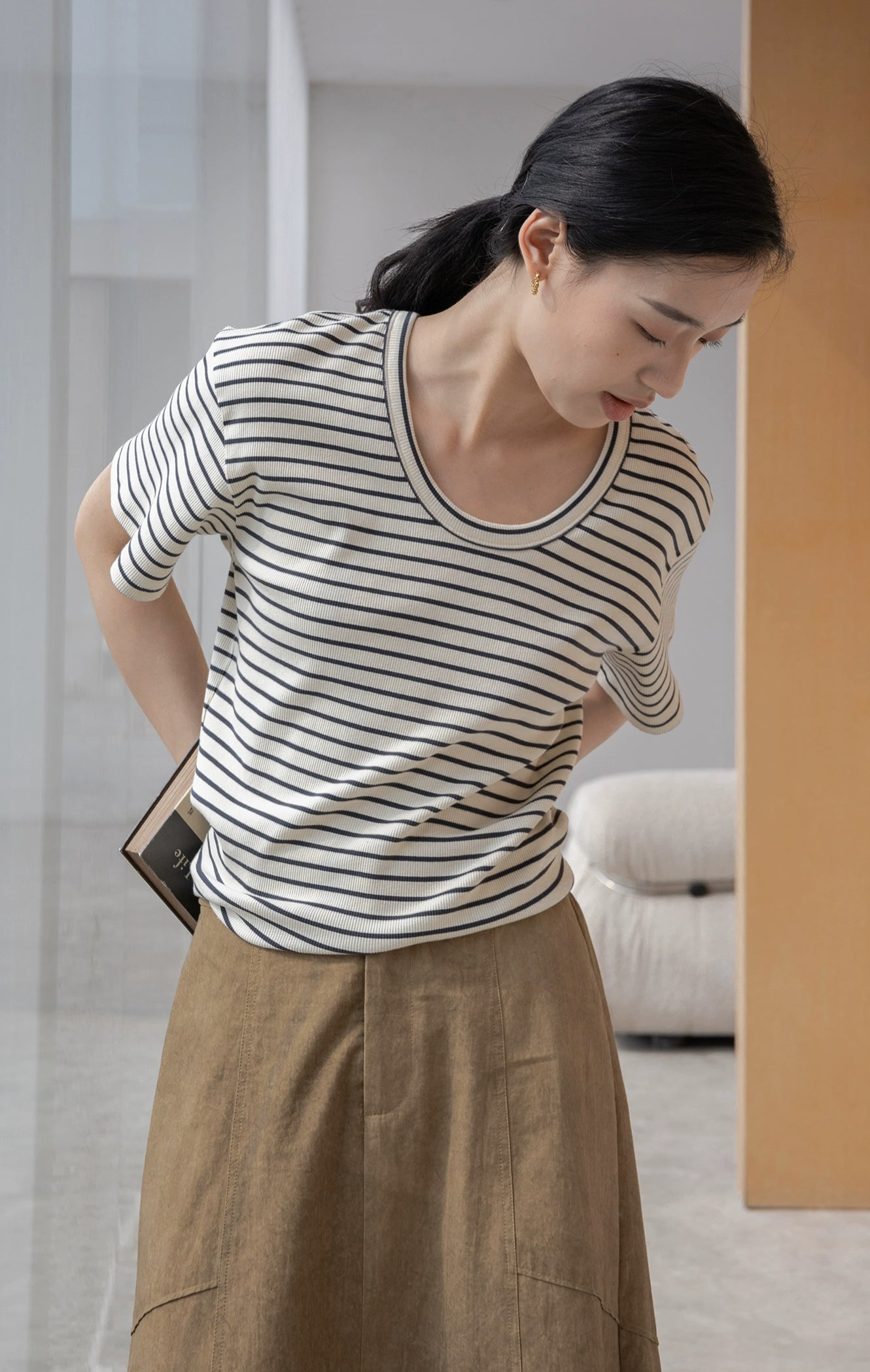 [Offre spéciale à durée limitée] Robe fine et irrégulière à rayures noires et blanches de couleur contrastante, col en U, épaules dénudées, manches courtes en tricot ample