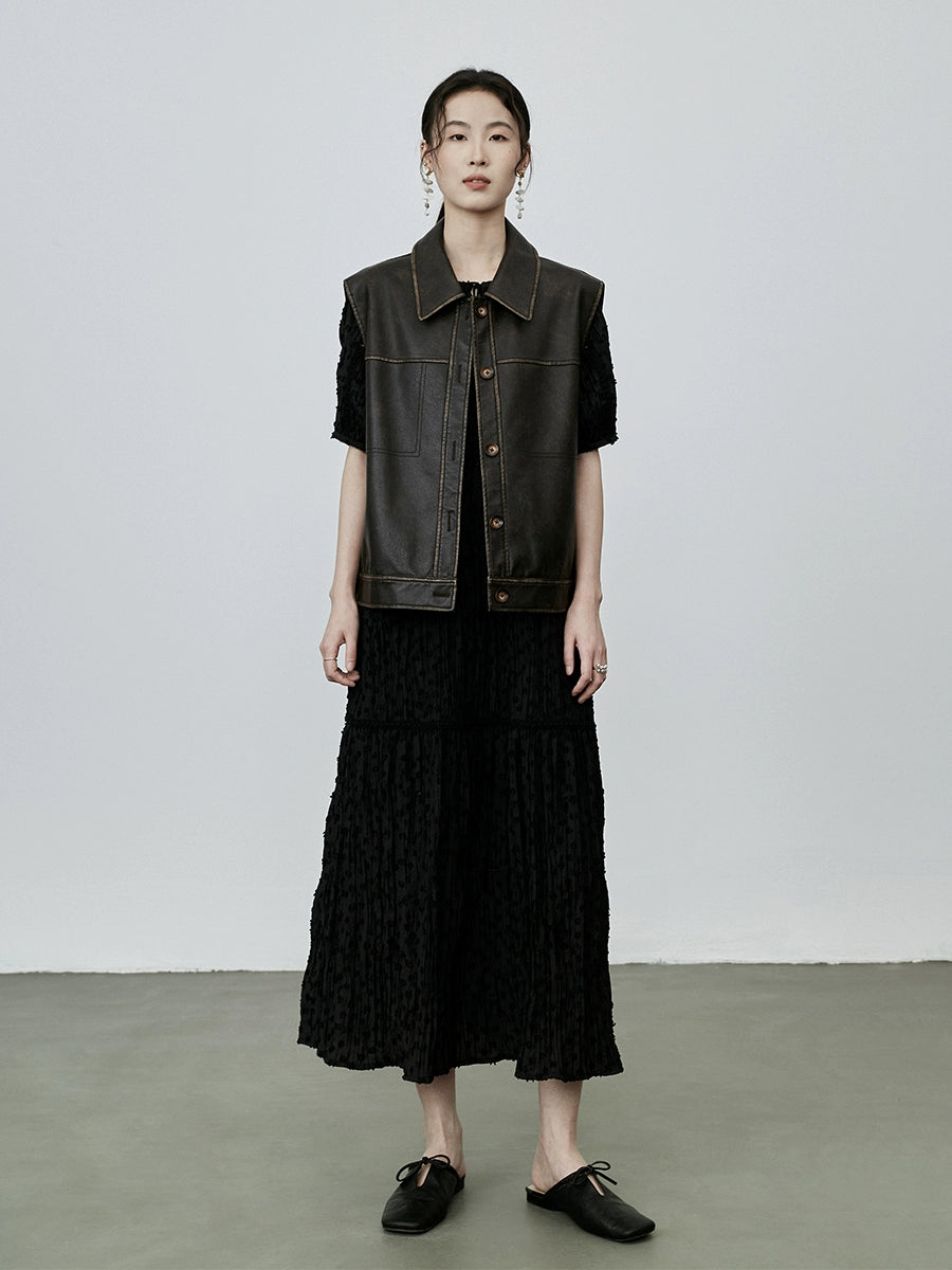 Vestido ajustado con escote en V y cordones en color negro de CAREMIND, diseño de jacquard, manga corta, falda larga plisada 