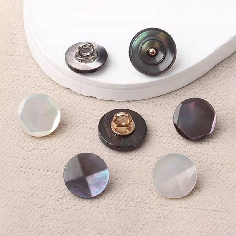 3316★ Botones de concha facetada Camisa versátil de alta gama Concha de mariposa blanca Botones de concha de mariposa negra Suéter cárdigan Botones pequeños