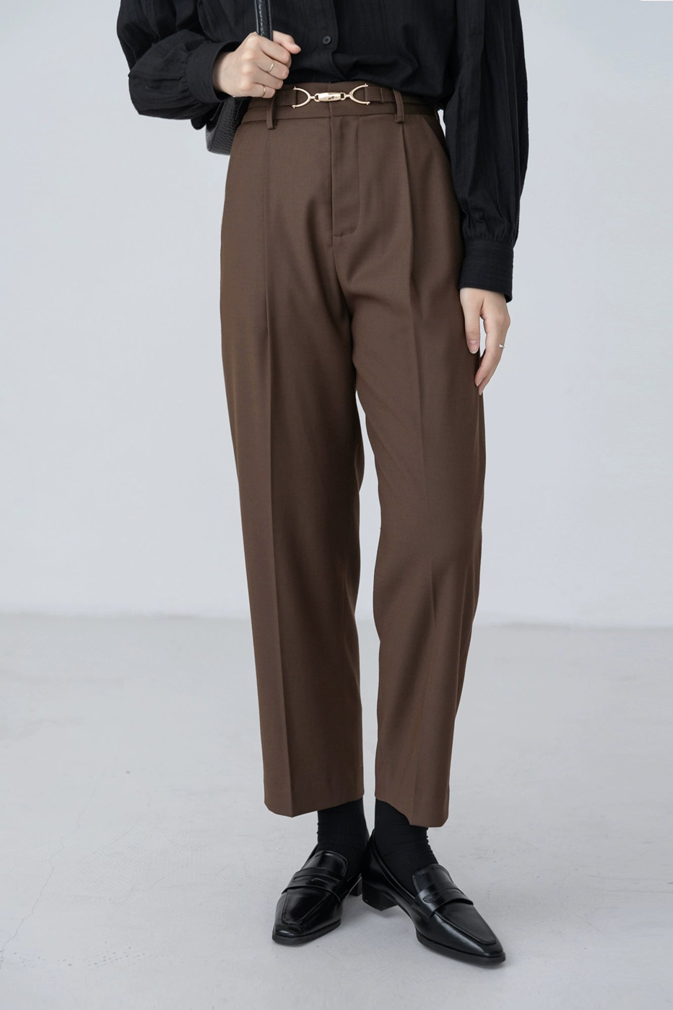 [Oferta por tiempo limitado] Pantalones con hebilla de metal marrón CAREMIND, pantalones casuales sencillos de nueve puntos para mujer 