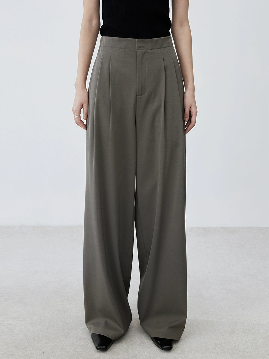 [Sentido ligero y de moda] CAREMIND Traje de temperamento de estilo europeo con cuello oscilante, tirantes, pantalones de traje de pierna ancha, falda de pantalón apilada 