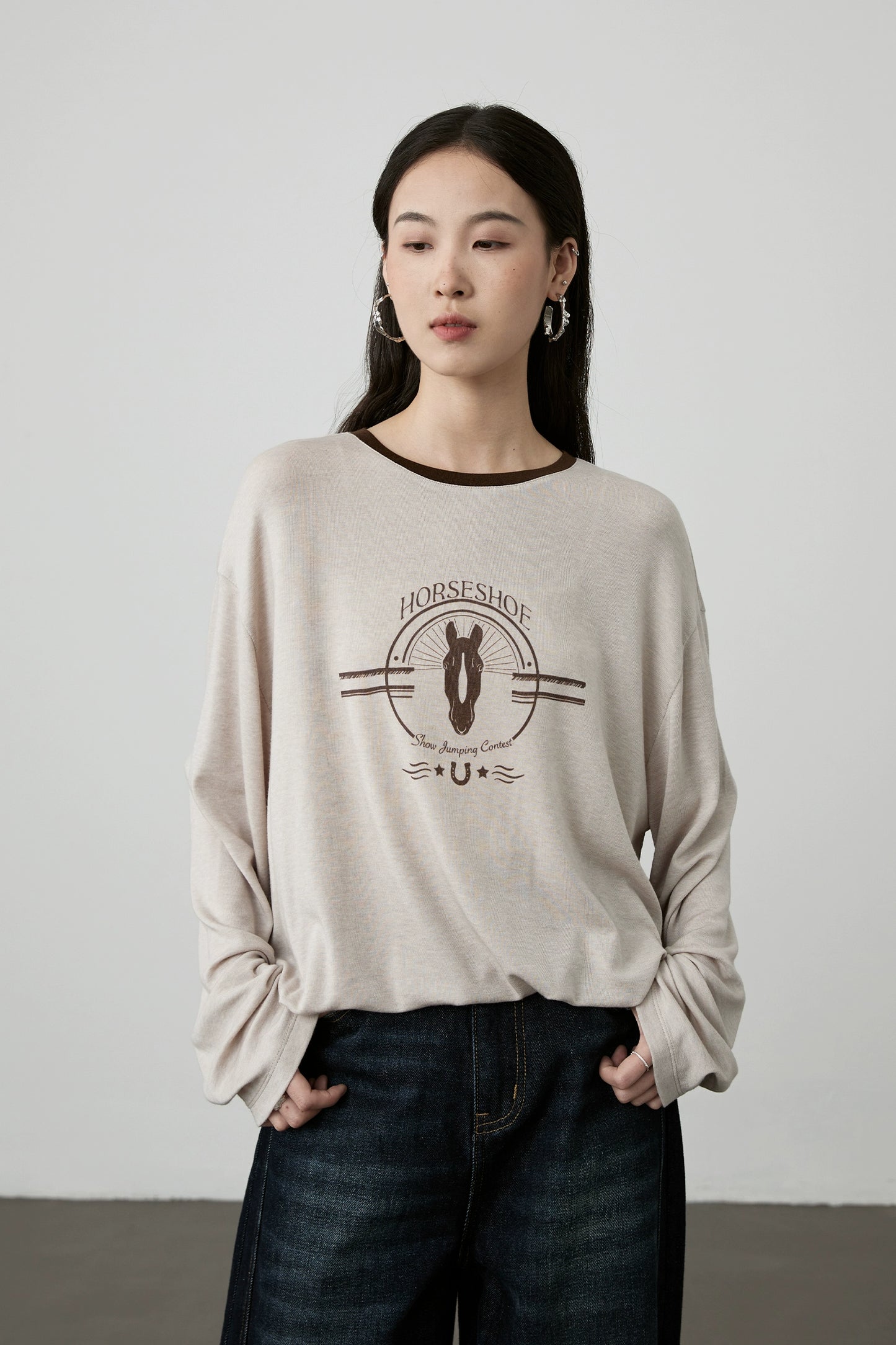 [Camiseta ecuestre] Camiseta con estampado de avena CAREMIND agradable para la piel, holgada, con cuello redondo y manga larga en color contrastante 