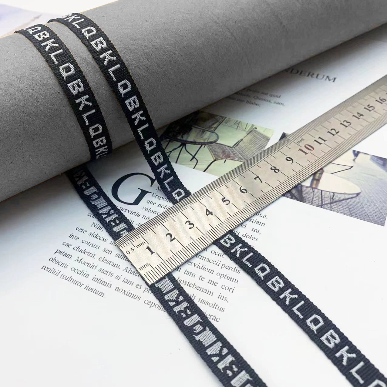 3852 Tira de prensado de borde de cinta jacquard con letras en blanco y negro de 1 cm, personalizada, para accesorios, ropa y textiles para el hogar