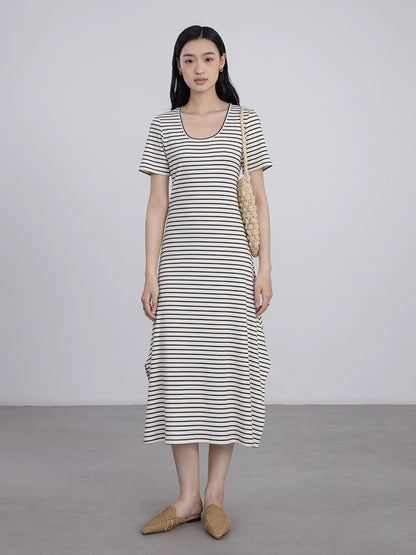 [Offre spéciale à durée limitée] Robe fine et irrégulière à rayures noires et blanches de couleur contrastante, col en U, épaules dénudées, manches courtes en tricot ample