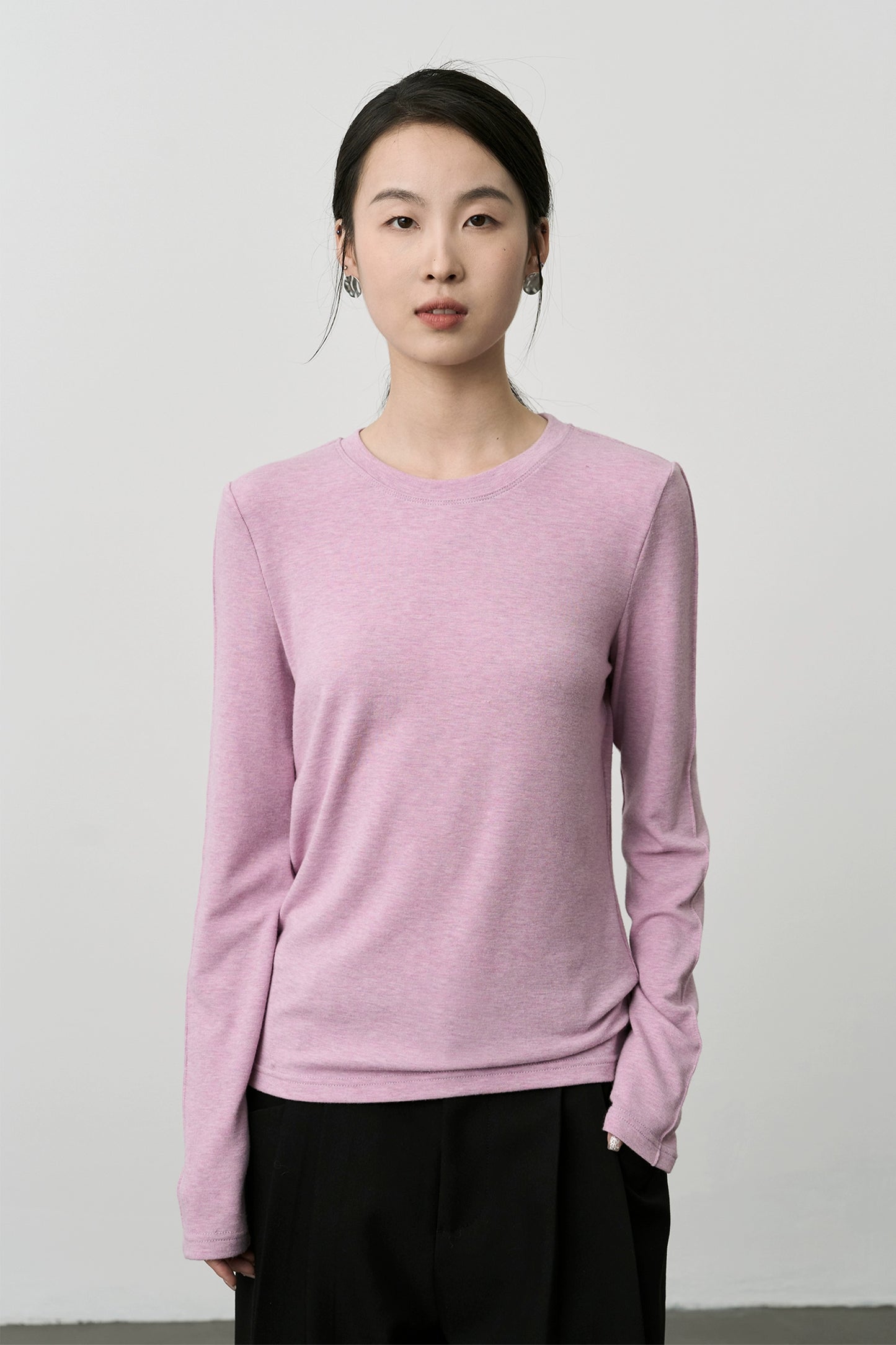 Camiseta de cuello redondo con parte inferior de color rosa suave y ceroso de CAREMIND 2024 Nueva camiseta de manga larga interior premium 