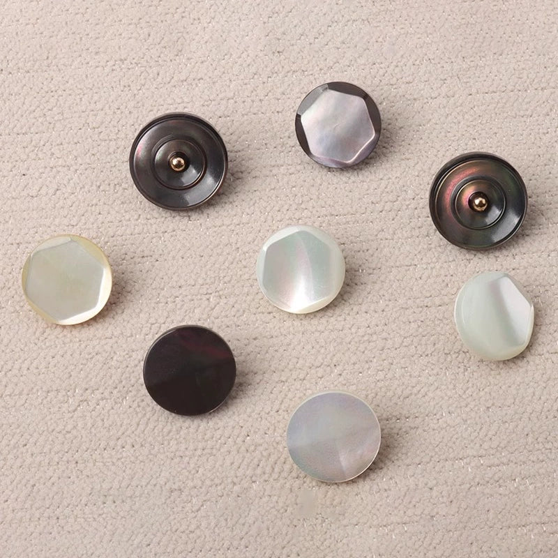 3316★ Botones de concha facetada Camisa versátil de alta gama Concha de mariposa blanca Botones de concha de mariposa negra Suéter cárdigan Botones pequeños