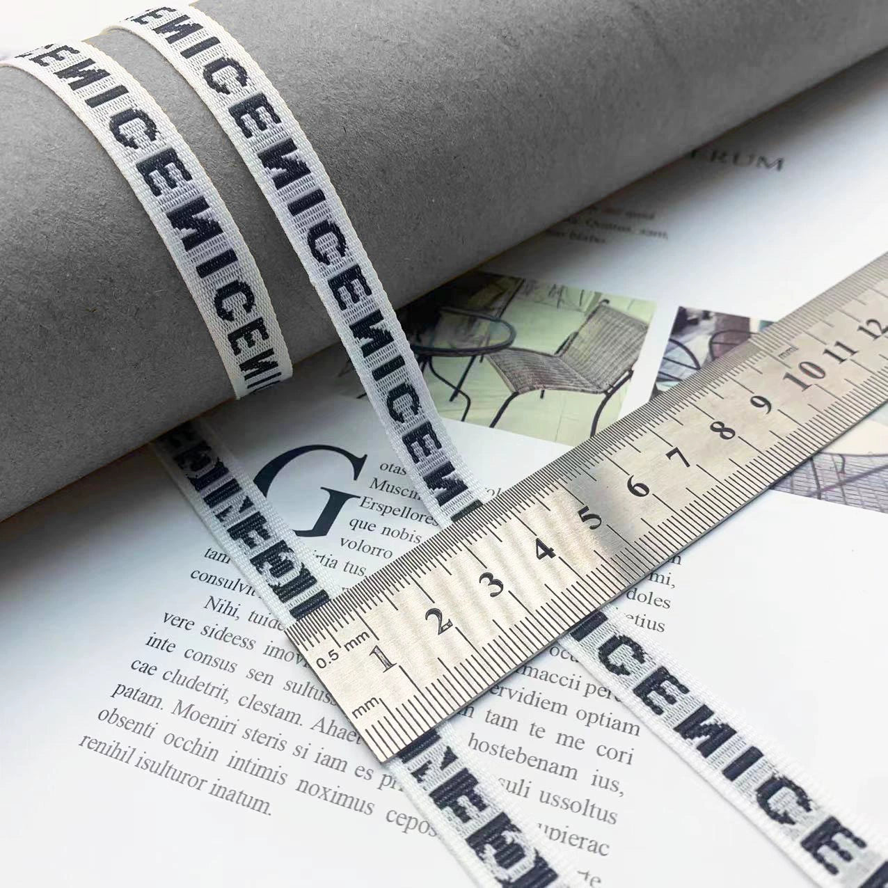 3852 Tira de prensado de borde de cinta jacquard con letras en blanco y negro de 1 cm, personalizada, para accesorios, ropa y textiles para el hogar