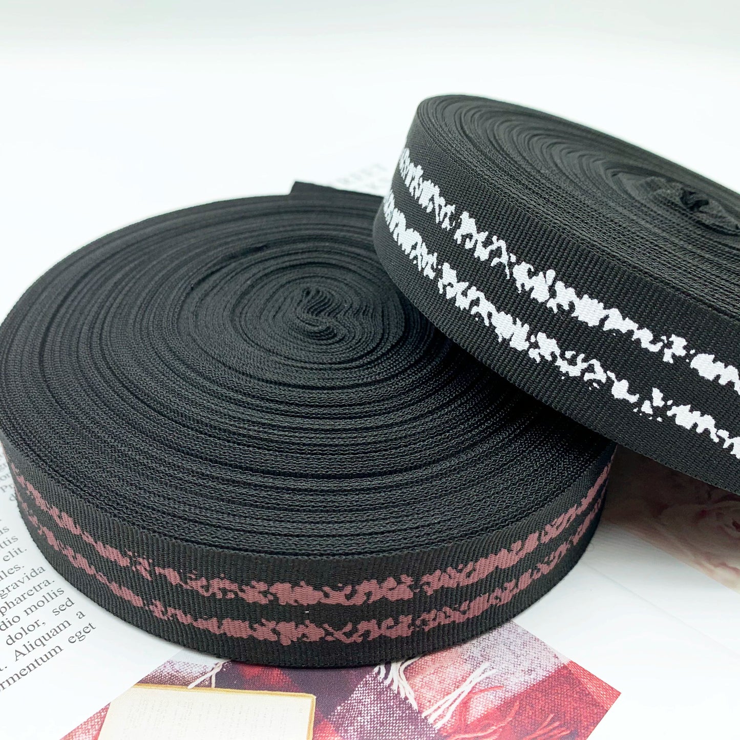 3871 Tira lateral de cinta con estampado de letras de fondo negro de 3 cm de ancho para accesorios de ropa, tira de prensado de bordes, tira de ribete para textiles para el hogar