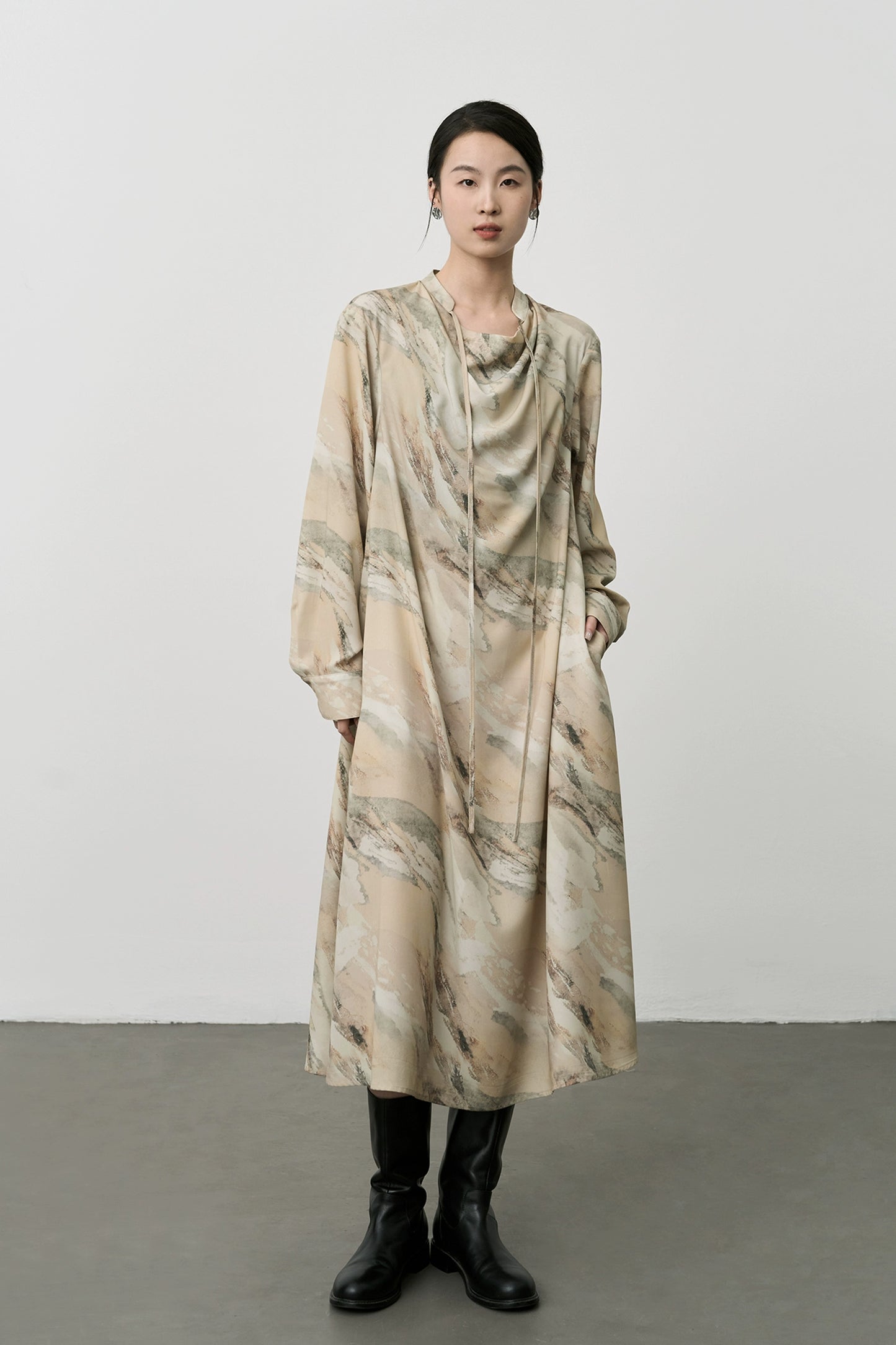 CAREMIND Nouvelle robe à manches longues et à lacets, motif peinture à l'encre de Chine, mi-longue et douce pour la peau, col pivotant