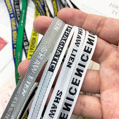 3852 Tira de prensado de borde de cinta jacquard con letras en blanco y negro de 1 cm, personalizada, para accesorios, ropa y textiles para el hogar