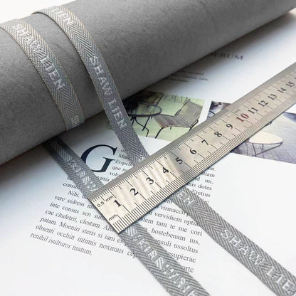 3852 Tira de prensado de borde de cinta jacquard con letras en blanco y negro de 1 cm, personalizada, para accesorios, ropa y textiles para el hogar