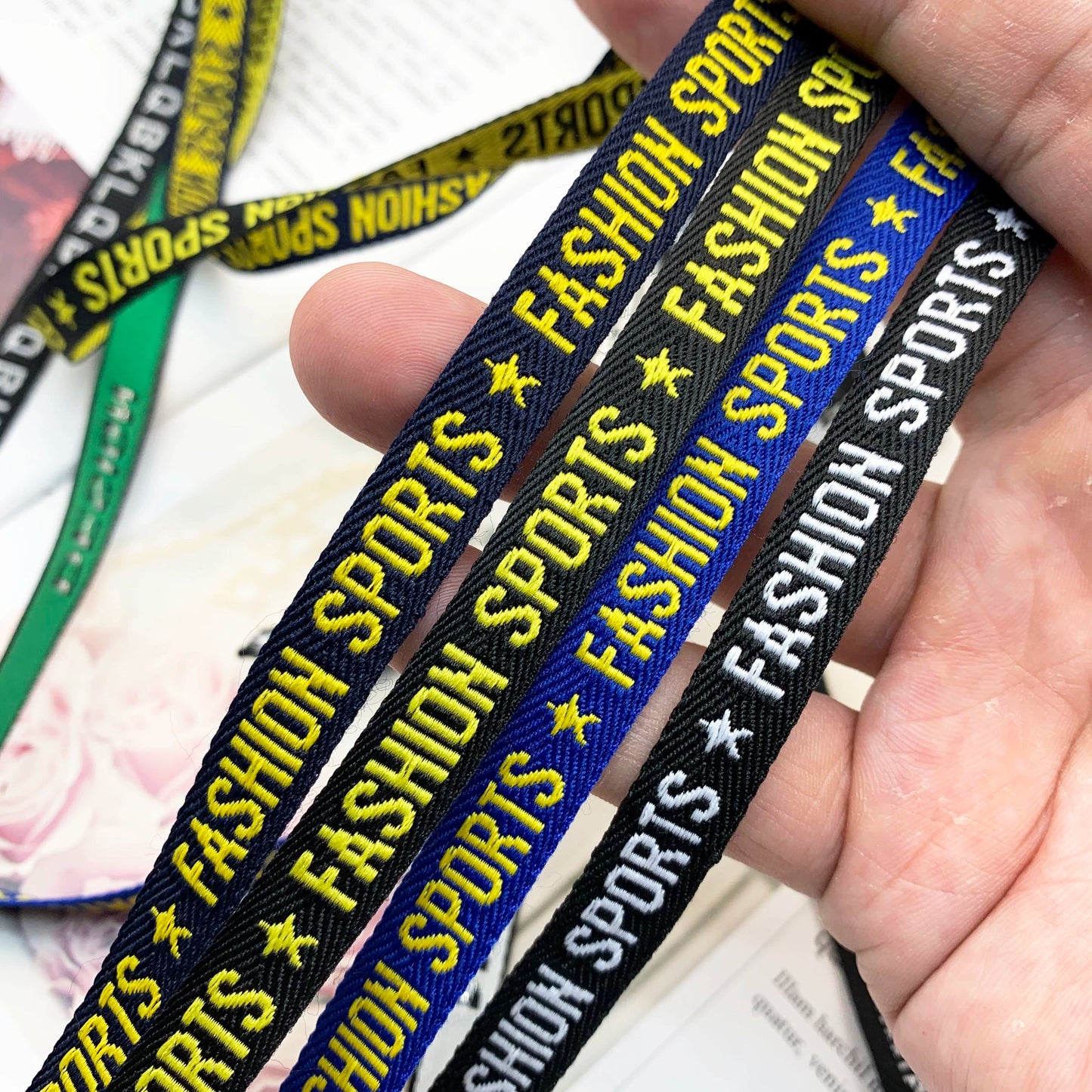 3852 Tira de prensado de borde de cinta jacquard con letras en blanco y negro de 1 cm, personalizada, para accesorios, ropa y textiles para el hogar