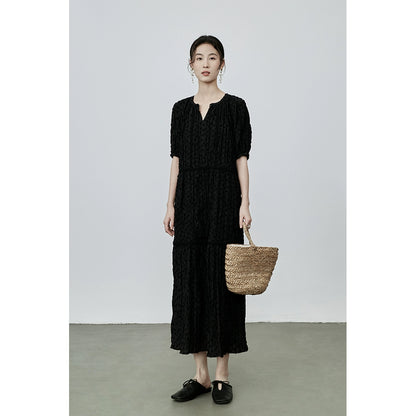 Vestido ajustado con escote en V y cordones en color negro de CAREMIND, diseño de jacquard, manga corta, falda larga plisada 