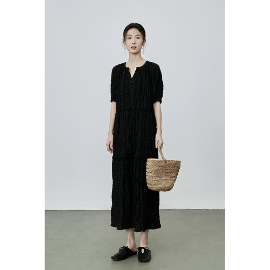 Vestido ajustado con escote en V y cordones en color negro de CAREMIND, diseño de jacquard, manga corta, falda larga plisada 