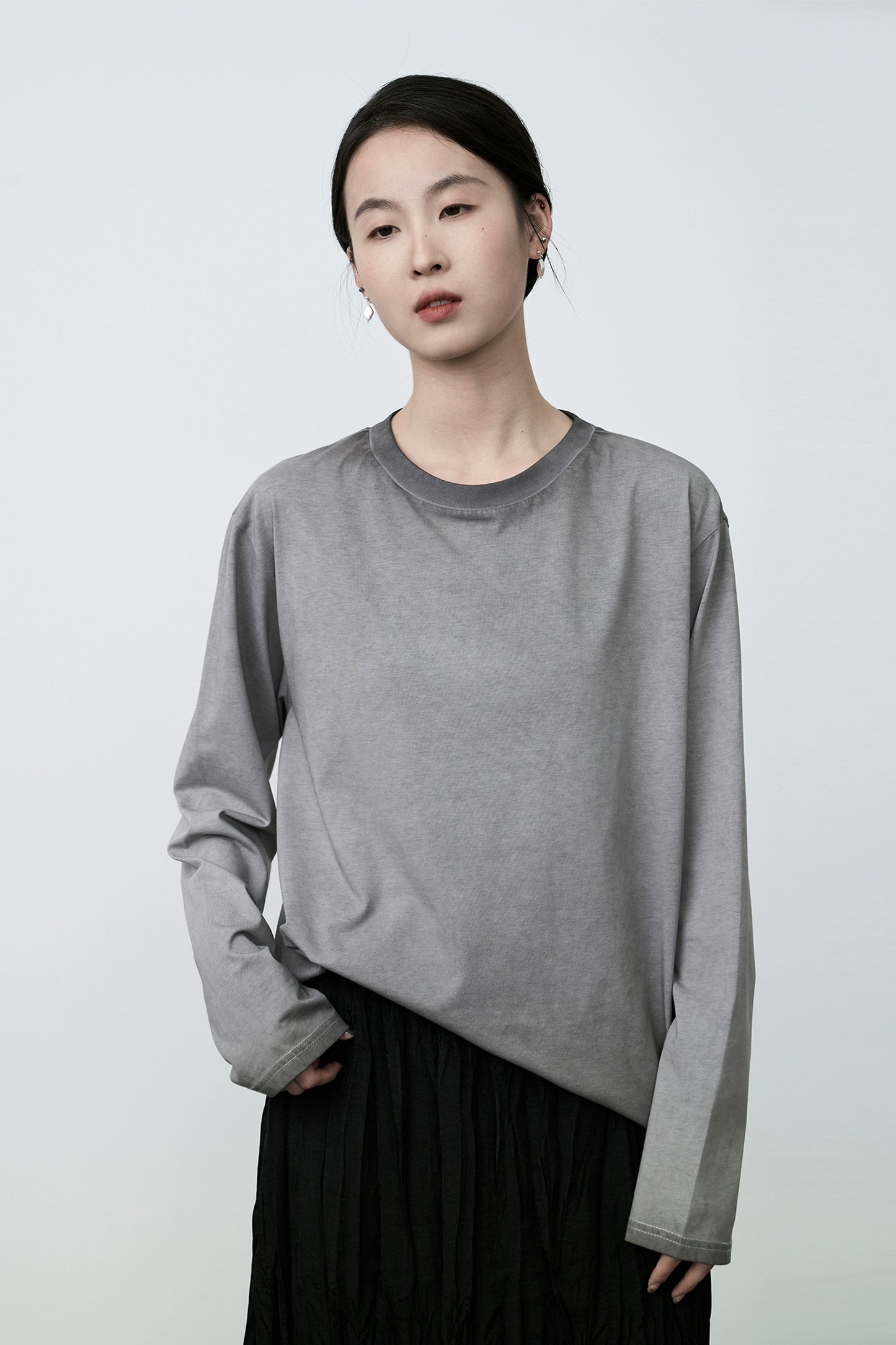 Camiseta de manga larga encerada suave y cómoda con diseño de teñido colgante gris de CAREMIND con interior sencillo 