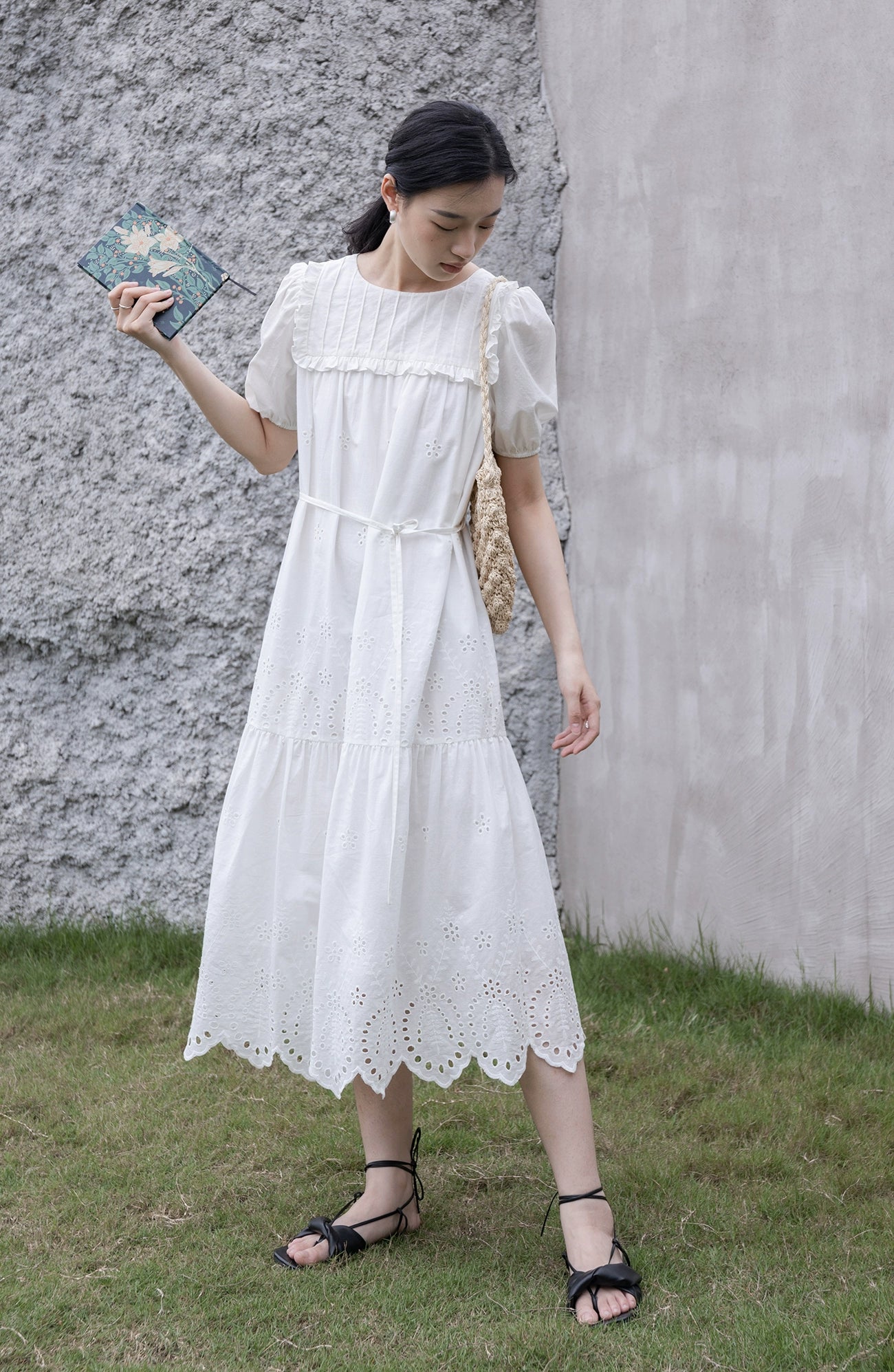 [Oferta especial por tiempo limitado] Vestido blanco romántico de jacquard francés hueco con mangas pequeñas de burbuja y vestido largo con capas de viento suave 