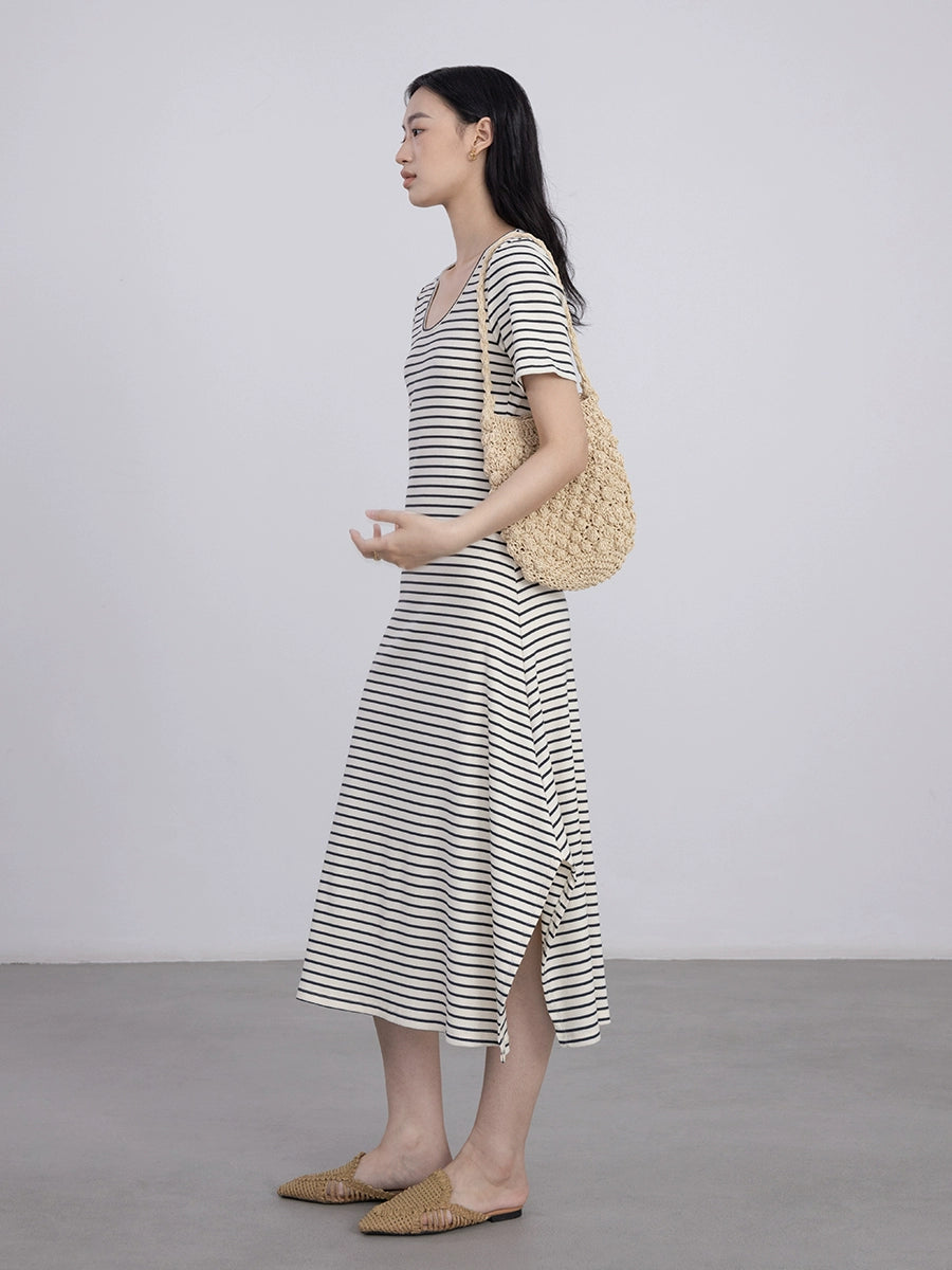 [Offre spéciale à durée limitée] Robe fine et irrégulière à rayures noires et blanches de couleur contrastante, col en U, épaules dénudées, manches courtes en tricot ample