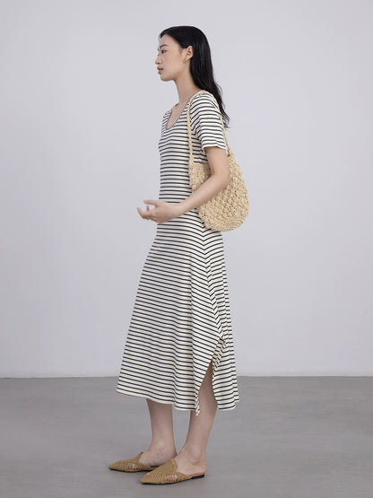 [Offre spéciale à durée limitée] Robe fine et irrégulière à rayures noires et blanches de couleur contrastante, col en U, épaules dénudées, manches courtes en tricot ample