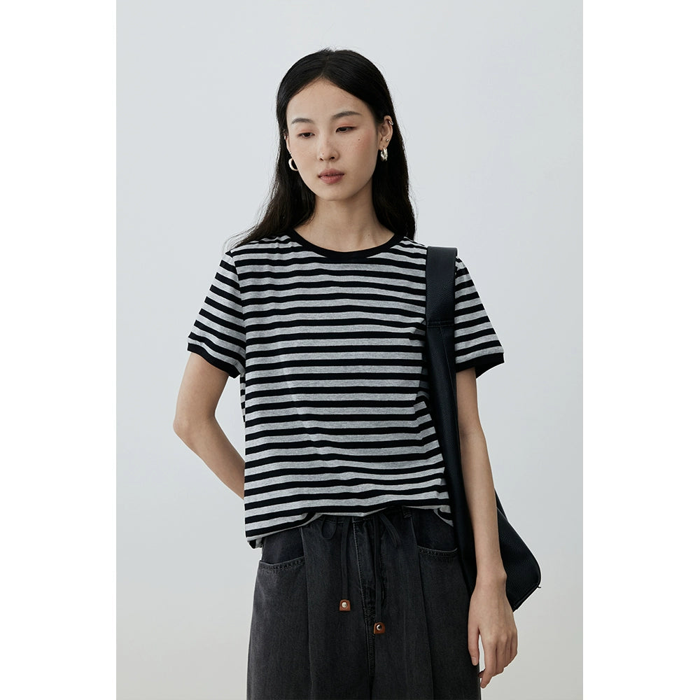 [Comfort Channel] CAREMIND Camiseta de manga corta con cuello redondo y rayas grises para mujer, top informal ajustado con hombros descubiertos para otoño 