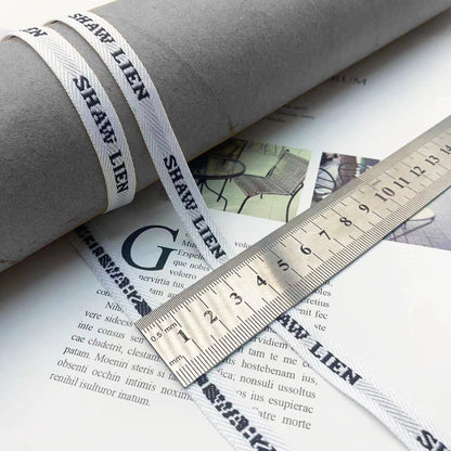 3852 Tira de prensado de borde de cinta jacquard con letras en blanco y negro de 1 cm, personalizada, para accesorios, ropa y textiles para el hogar