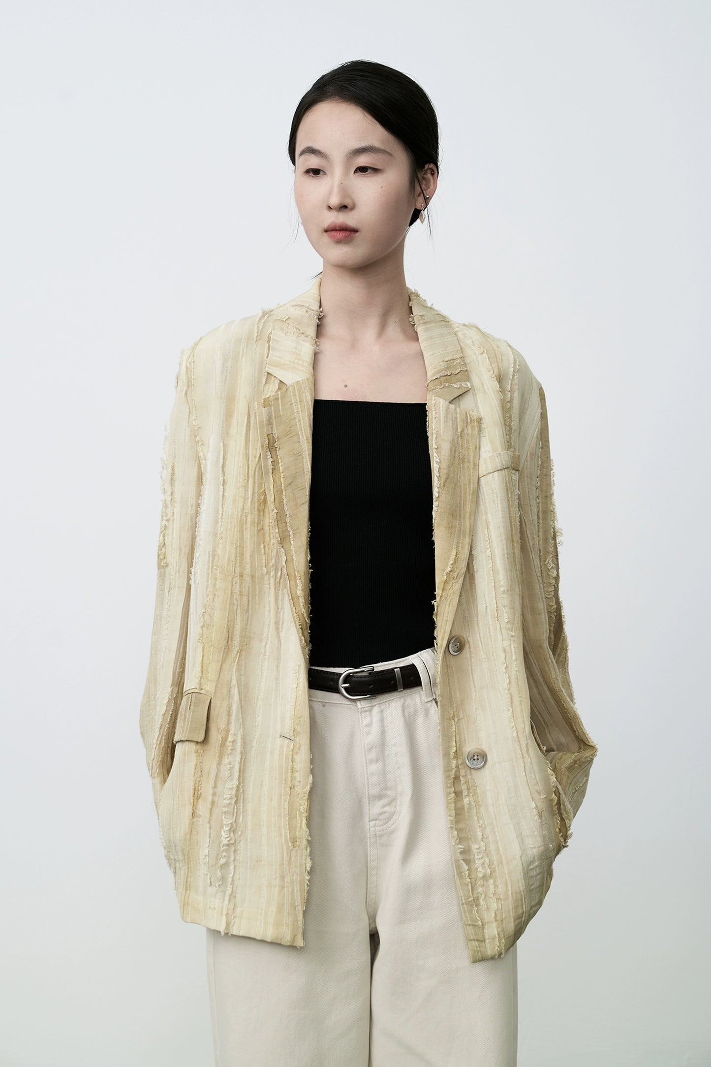 Camisa de textura fuerte de Tencel premium para mujer con blazer plisado tridimensional con diseño de nicho de CAREMIND 