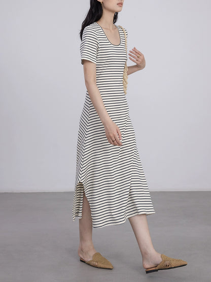 [Offre spéciale à durée limitée] Robe fine et irrégulière à rayures noires et blanches de couleur contrastante, col en U, épaules dénudées, manches courtes en tricot ample