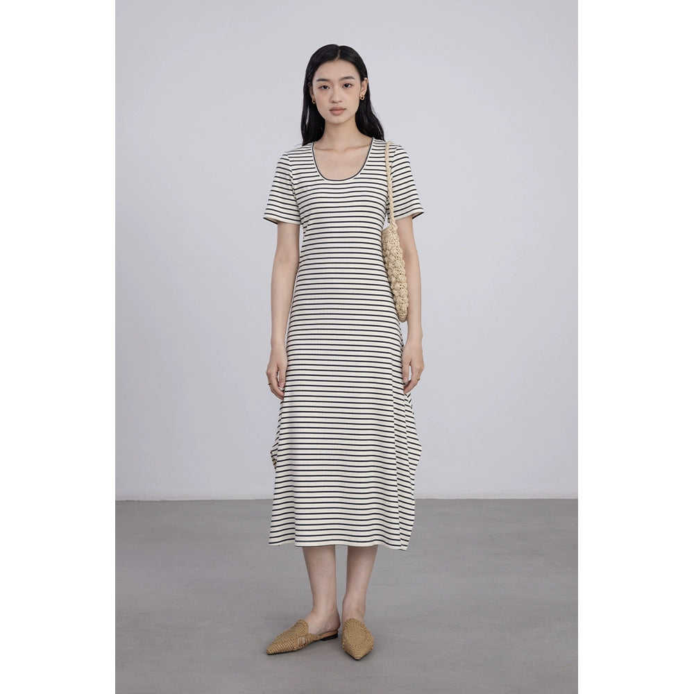 [Offre spéciale à durée limitée] Robe fine et irrégulière à rayures noires et blanches de couleur contrastante, col en U, épaules dénudées, manches courtes en tricot ample