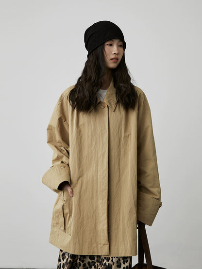 [Gabardina ecuestre] Gabardina de textura microplisada de planchado gratuito premium CAREMIND, abrigo de talla media y larga para primavera y otoño 