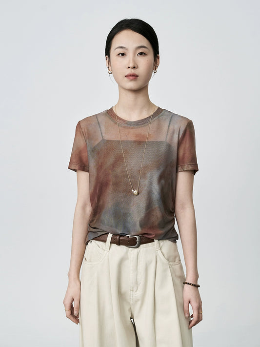 Camiseta ajustada de manga corta con cuello redondo, malla con efecto tie-dye y diseño de manchas de atardecer de CAREMIND 