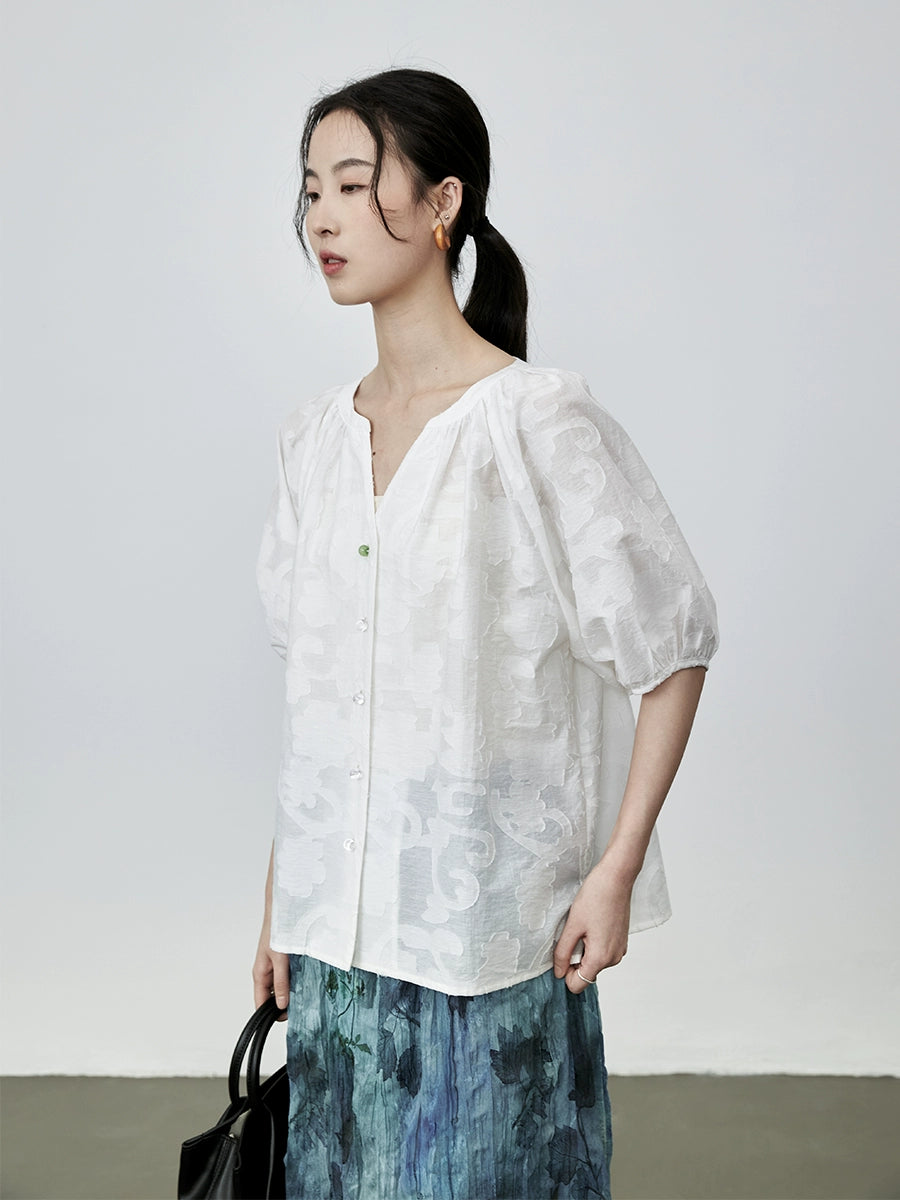 Camisa blanca clara con estampado oscuro de nicho de CAREMIND, top de manga cinco cuartos con protección solar de verano para mujer 