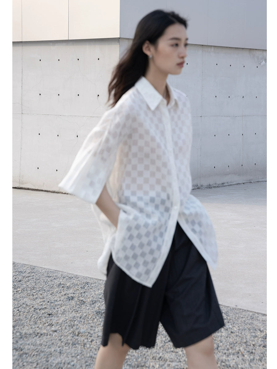 CAREMIND [Nuevo favorito de viaje] Camisa de protección solar a cuadros con textura fina blanca para mujer Camisa antiarrugas Camisa con hombros descubiertos 