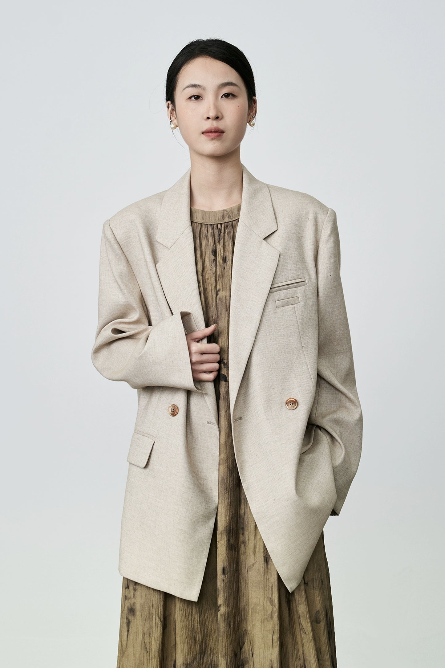 [Nuevo producto] Chaqueta de mujer con silueta de hombros anchos en color albaricoque de CAREMIND, diseño de alta gama, traje de nicho superior 