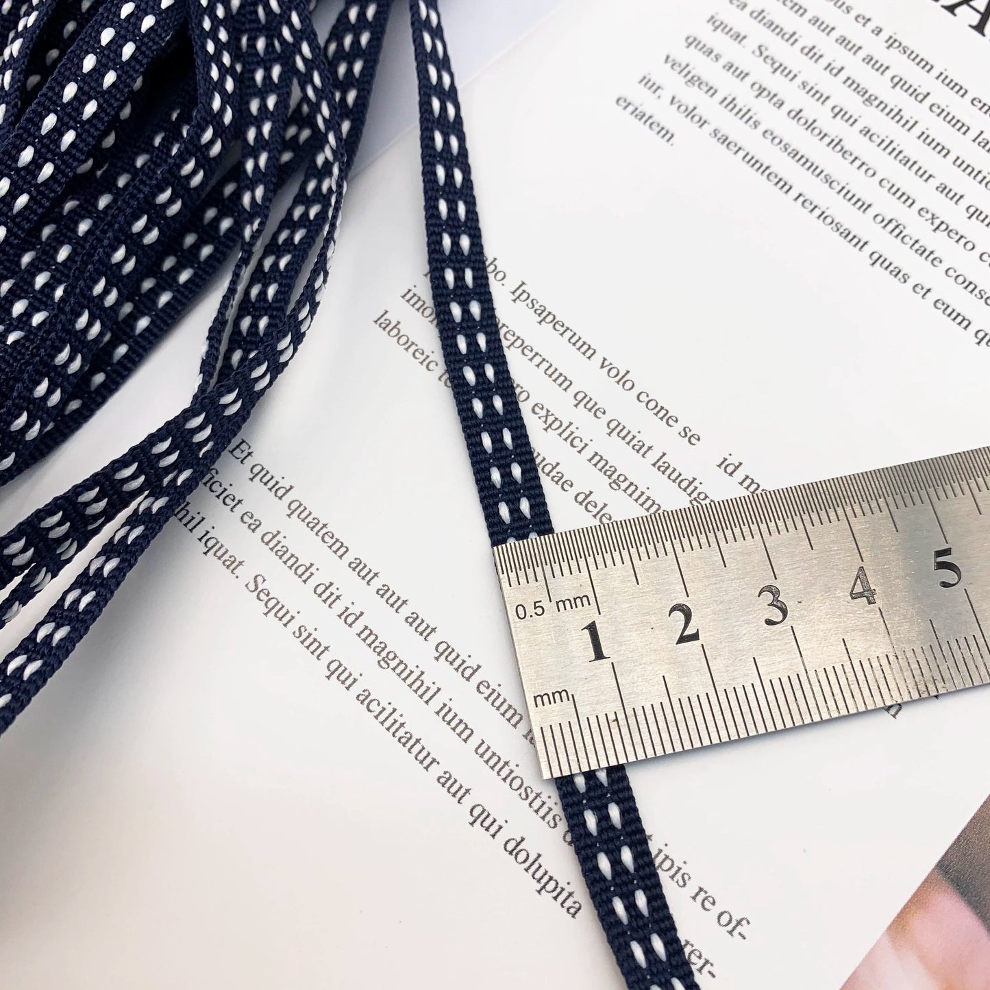 3858 Punto 0,7 cm-2,5 cm cinta jacquard azul marino cinta de punto de salto blanca ribete en el borde lateral tira de presión accesorios